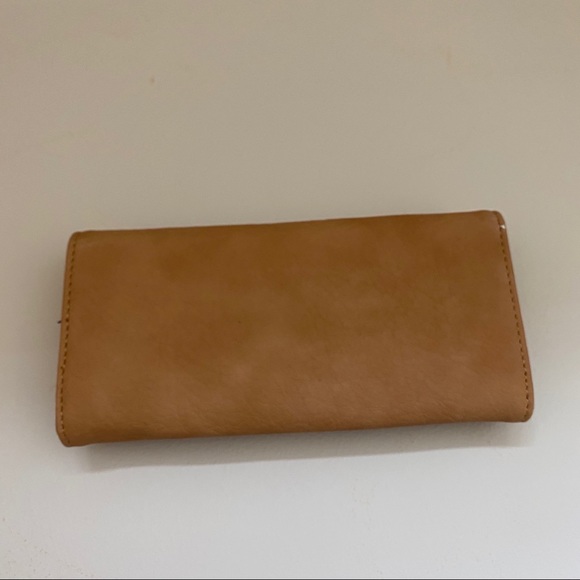 ✨HOST PICK✨ Tan faux leather clutch or hand wallet - Picture 2 of 7